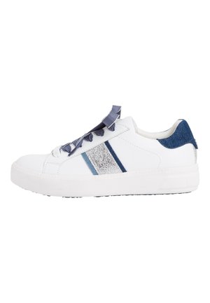 Biały sneaker z srebrnymi i niebieskimi paskami po bokach, niebieską materiałową zakładką na pięcie oraz szerokimi granatowymi sznurowadłami wstążkowymi, widziany od zewnętrznej strony.