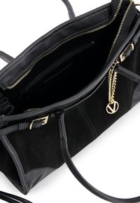 Sac à main noir en cuir lisse et en suedine. Matériel doré, fermetures éclair et un accent en chaîne avec un charme logo.