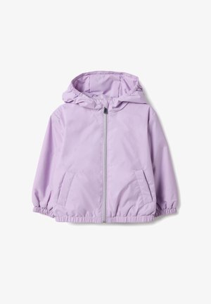 Kinderjack in lichtpaars met capuchon, ritssluiting aan de voorkant, elastische manchetten en twee zijzakken, afgebeeld op een witte achtergrond.