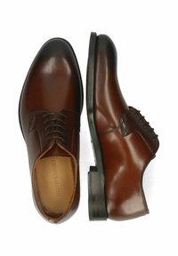 Bruine leren dresschoenen met een gladde afwerking, ronde neus, subtiele stiksels en een zwarte platte zool. Klassiek vetersluiting ontwerp.