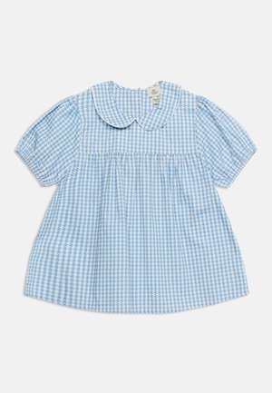 Modré a biele dojčenské šaty s kockovaným vzorom houndstooth, s krátkymi nafúknutými rukávmi a zaobleným golierikom Peter Pan s bielym lemovaním.