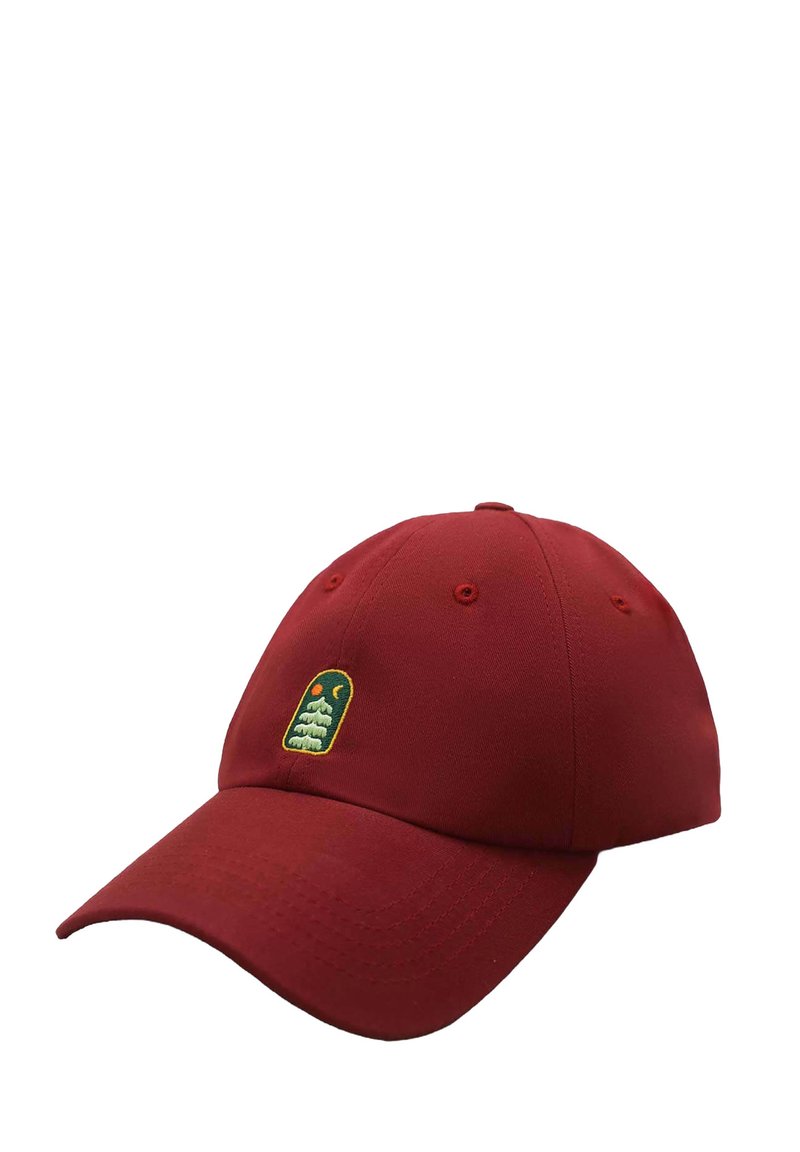 Czerwona czapka baseballowa z tkaniny, posiadająca zakrzywiony daszek oraz wyszywaną naszywkę przedstawiającą drzewa i słońce z przodu. Gładka faktura na całej powierzchni.