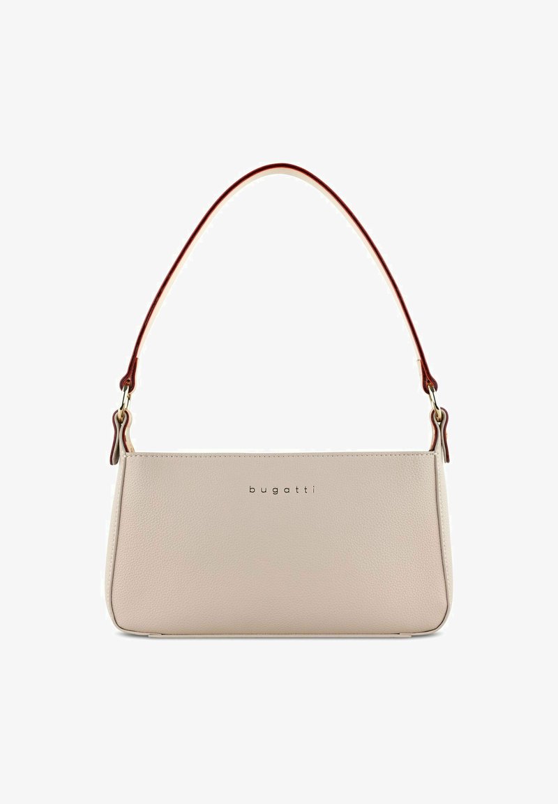 Krēmkrāsas ādas rokassoma ar gludu, teksturētu apdari, brūnu plecu siksnu un zelta krāsas logo, kas centrēts priekšpusē.