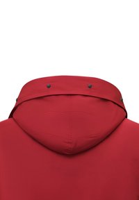 Rode capuchon van een jas met zwarte drukknopen langs de rand op een witte achtergrond.