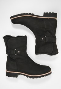 Svarta mockaankelstövlar med foder av syntetpäls, sidobuckeldetalj och en robustgummisula. Har en stictad design och en ljusfärgad yttersula.