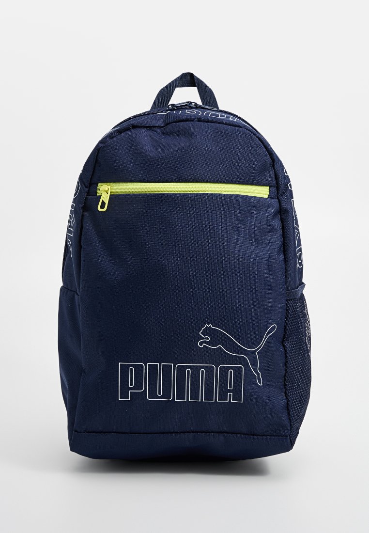 Mochila azul marino con acabado texturizado, que presenta un bolsillo con cremallera verde, un gran logo blanco de PUMA y bolsillos laterales de malla. Correas de hombro ajustables.