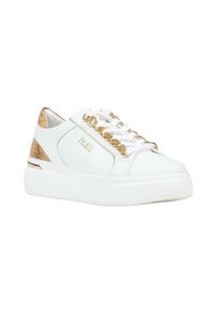 Sneakers bianchi con un accento in sughero testurizzato sul tallone, lacci decorativi a catena dorata e una suola spessa bianca. Marchio visibile di lato.