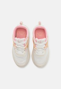 Vita sportskor i vitt med mesh tyg, rosa detaljer och elastiska remmar. Har en vadderad innersula och strukturerad sula för bra grepp.
