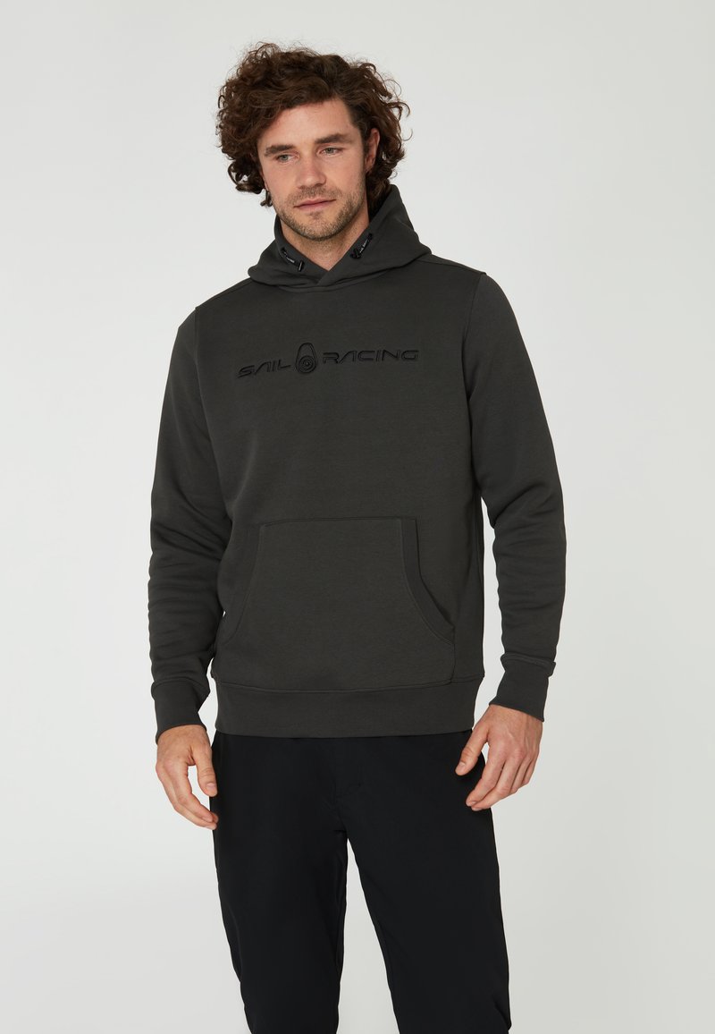 Sudadera gris oscuro con un bolsillo canguro en la parte frontal, que presenta un logo en relieve de "SAIL RACING". Tejido suave con un ajuste relajado y capucha ajustable.