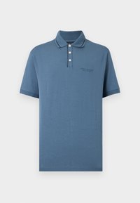 Μπλε πόλο μπλουζάκι με κοντά μανίκια, τρία λευκά κουμπιά και διακριτικό κεντημένο λογότυπο στο στήθος, παρουσιασμένο σε ουδέτερο φόντο.