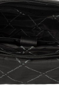 Interno di una borsa nera in nylon con chiusura a zip. Presenta una superficie liscia e un motivo di logo a rilievo su uno sfondo scuro.