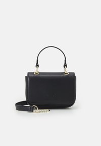 Bolso de mano negro texturizado con un diseño estructurado, asa corta en la parte superior y correa de hombro ajustable. Accesorios en tono dorado adornan el bolso.