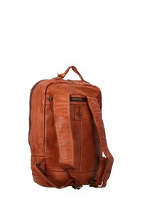 Zaino in pelle marrone con superficie testurizzata, dotato di una tasca anteriore con zipper e spallacci regolabili. Patch con logo e dettaglio dell'ancora.
