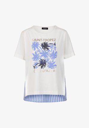 Witte T-shirt met korte mouwen en een blauwe palmbladprint, gouden tekst "Saint-Tropez" en "Cote D'Azur," en een blauw-wit gestreepte achterzoom.
