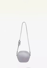 Borsa a tracolla esagonale argento con finitura testurizzata, dotata di una tracolla intrecciata e accessori in metallo. Design pulito e moderno.