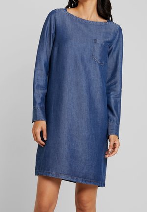 Robe en denim bleu foncé avec des manches longues, un col rond et une poche poitrine. Elle présente une coupe décontractée et une silhouette droite.