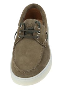 Wildleder Schnürschuh in Olivgrün mit weißer Gummisohle. Verfügt über eine abgerundete Zehenpartie, genähte Details und metallische Ösen. Weicher Textur.