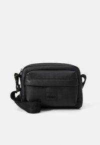 Borsa a tracolla in pelle nera con finitura testurizzata, scomparto principale con zip, tasca frontale con pattina e tracolla regolabile. Presenta il logo sul davanti.