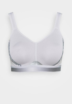 Fehér sportmelltartó, hálós anyagból készült, textúrázott dizájnnal, állítható pántokkal és egy kontrasztos szürke szalaggal az alján.