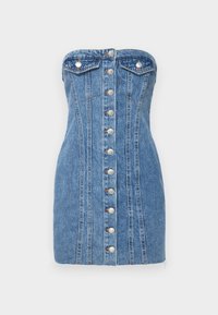 Heledeta denimbio mini kleit helesinisest kangast, millel on hõbedased nupud ees, kaks rinna taskut ja vertikaalsed õmblusdetailid.