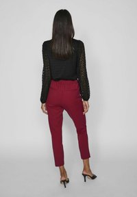 VILA VARONE HW SLIM - NOOS - Chino - beet red