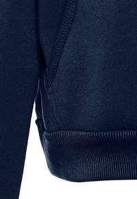 Námornícky modrá mikina s rebrovaným lemom a manžetami, hladkou textúrou a mierne zúženým strihom. Viditeľné sú aj stehy po stranách.