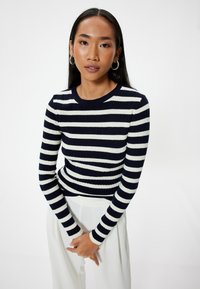 Marineblå och vit randig ribbstickad tröja med långa ärmar och rund halsringning, med en figurnära design och texturerad tyg.