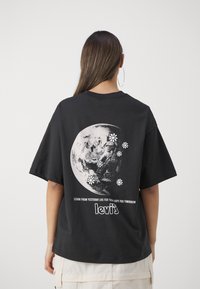 Levi's® SHORT STACK - Majica kratkih rukava s printom - caviar