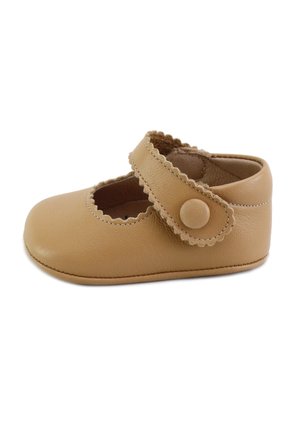 Zapato de bebé de cuero marrón claro con bordes ondulados y una correa abotonada en la parte superior, diseñado para bebés o niños pequeños.