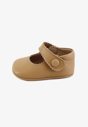 Zapato de bebé de cuero marrón claro con bordes ondulados y una correa abotonada en la parte superior, diseñado para bebés o niños pequeños.