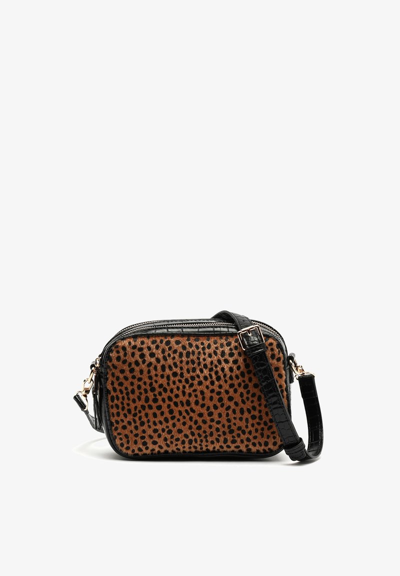 Rjava torba z leopardskim vzorcem in črnimi kroko-embossed poudarki, pravokotne oblike, z zadrgo in nastavljivim trakom. Teksturirana površina.