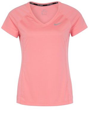 Licht koraalroze Nike sportshirt met korte mouwen en V-hals, voorzien van meshpanelen en een kleine zilveren Nike-swoosh op de borst.