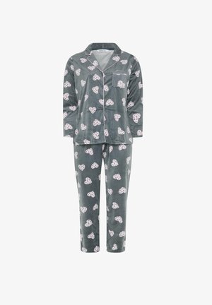 Szary, miękki zestaw piżamowy z koszulą zapinaną na guziki i spodniami. Zawiera białe wzory serc i kontrastowe różowe lamówki wzdłuż kołnierzyka i kieszeni.