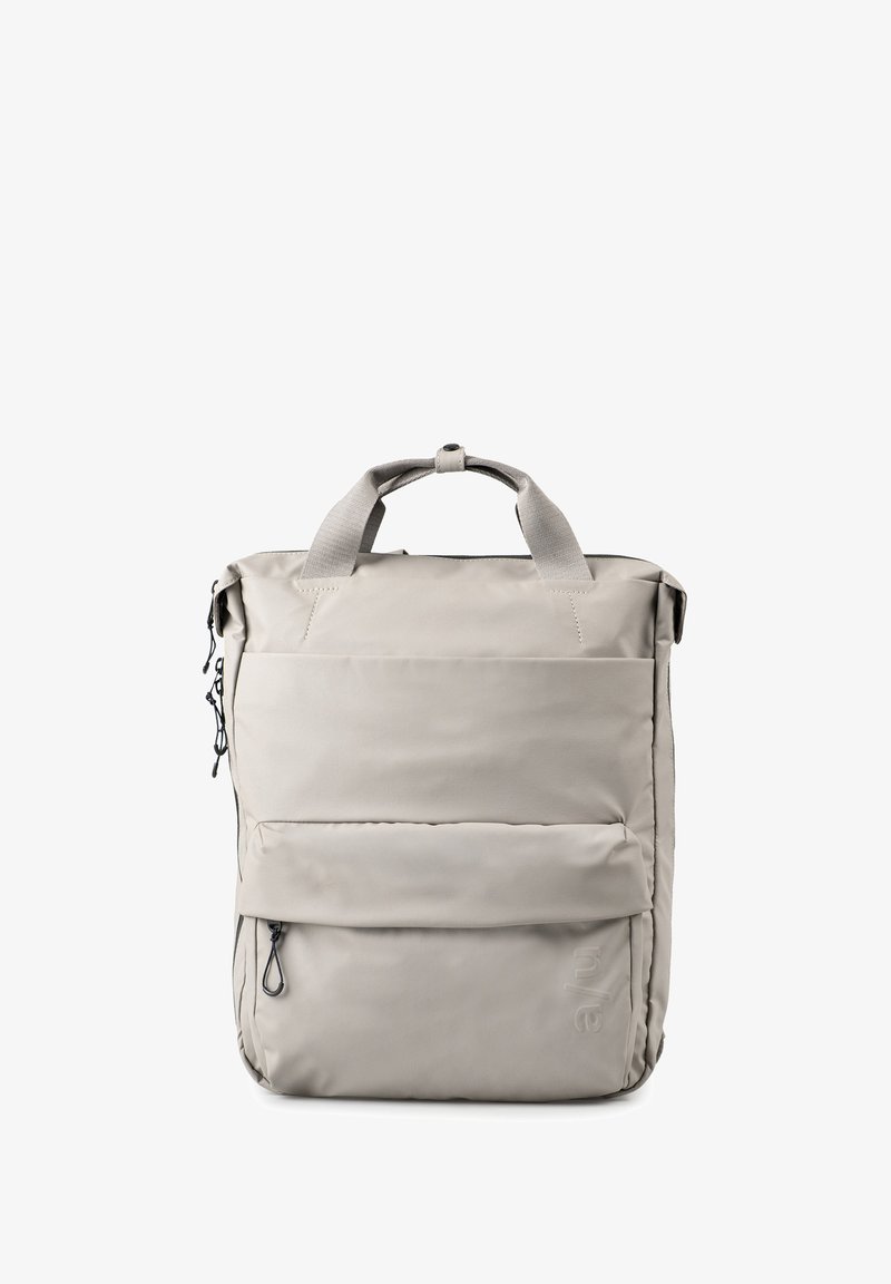 Grauer synthetischer Rucksack mit zwei oberen Griffen, einer vorderen Reißverschlusstasche und verstellbarem seitlichem Kordelzug. Glatte Textur und minimalistisches Design.