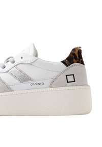 Hvide lædersneakers med grå ruskindselementer, sølvstribe og dyreprint på hælen. Har en tekstureret, hvid gummisål.