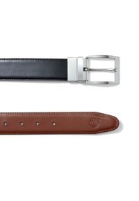 Cintura di pelle nera con una fibbia quadrata in argento, abbinata a un cinturino in pelle marrone con cuciture visibili e cinque perforazioni per la regolazione.