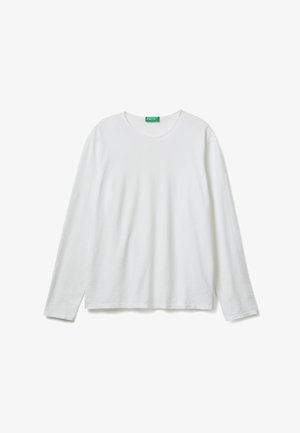 Effen witte lange mouwen crewneck shirt met een groene label bij de hals, plat gelegd op een witte achtergrond.