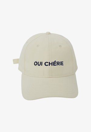 Beige Baumwollkappe mit gebogenem Schirm, vorne mit marineblauem, gesticktem Text "OUI CHÉRIE". Verstellbarer Riemen hinten.