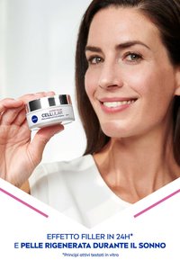 Barattolo rotondo in argento e bianco di crema etichettato "NIVEA EXPERT FILLER CELLULAR," tenuto in una mano. Il barattolo ha un coperchio lucido e riflettente.