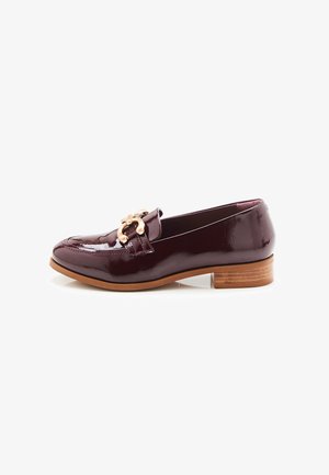 Mocassins en cuir verni bourgogne avec un petit talon empilé et un détail en chaîne dorée à l'avant. Texture lisse, design élégant.