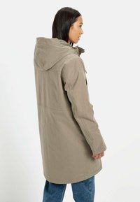 Khakifarbene Kapuzenjacke mit lässiger Passform, strukturierter Stoff und geradem Schnitt, ausgestattet mit Seitentaschen und einem dezenten Glanz.