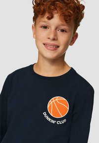 Marineblauwe sweatshirt met geribbelde ronde hals, voorzien van een oranje basketbalafbeelding en de geborduurde tekst "DUNKIN' CLUB" op de linkerkant van de borst.