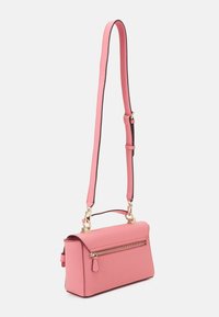 Różowa prostokątna torba na ramię z długim regulowanym paskiem, małym uchwytem i zewnętrzną złotą kieszenią na zamek błyskawiczny z przodu.