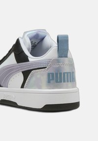 Sneaker nera, bianca e viola chiaro con una finitura texture, caratterizzata da un accento di tacco argento lucido e dal marchio PUMA.