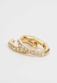 Pendientes de aro de oro con un diseño curvado, adornados con acentos de cristal claro a lo largo de un lado, que muestran un acabado pulido.