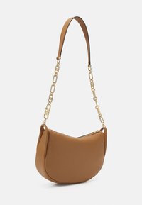 Braune Kunstleder-Schultertasche mit einer geschwungenen Form. Sie verfügt über einen Kettenriemen und ein glattes Finish mit einem Reißverschluss. Goldene Hardware-Akzente.