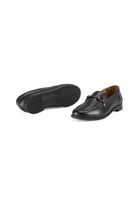Schwarze Lederloafer mit einem dekorativen Riemen und Metallakzenten, mit einer glatten Oberfläche und einem niedrigen Absatz. Strukturierte Gummisohle.
