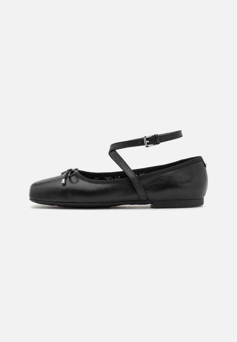 Ballerines en cuir noir avec bout arrondi, bride ajustable à la cheville, détail nœud à l'avant et semelle plate.