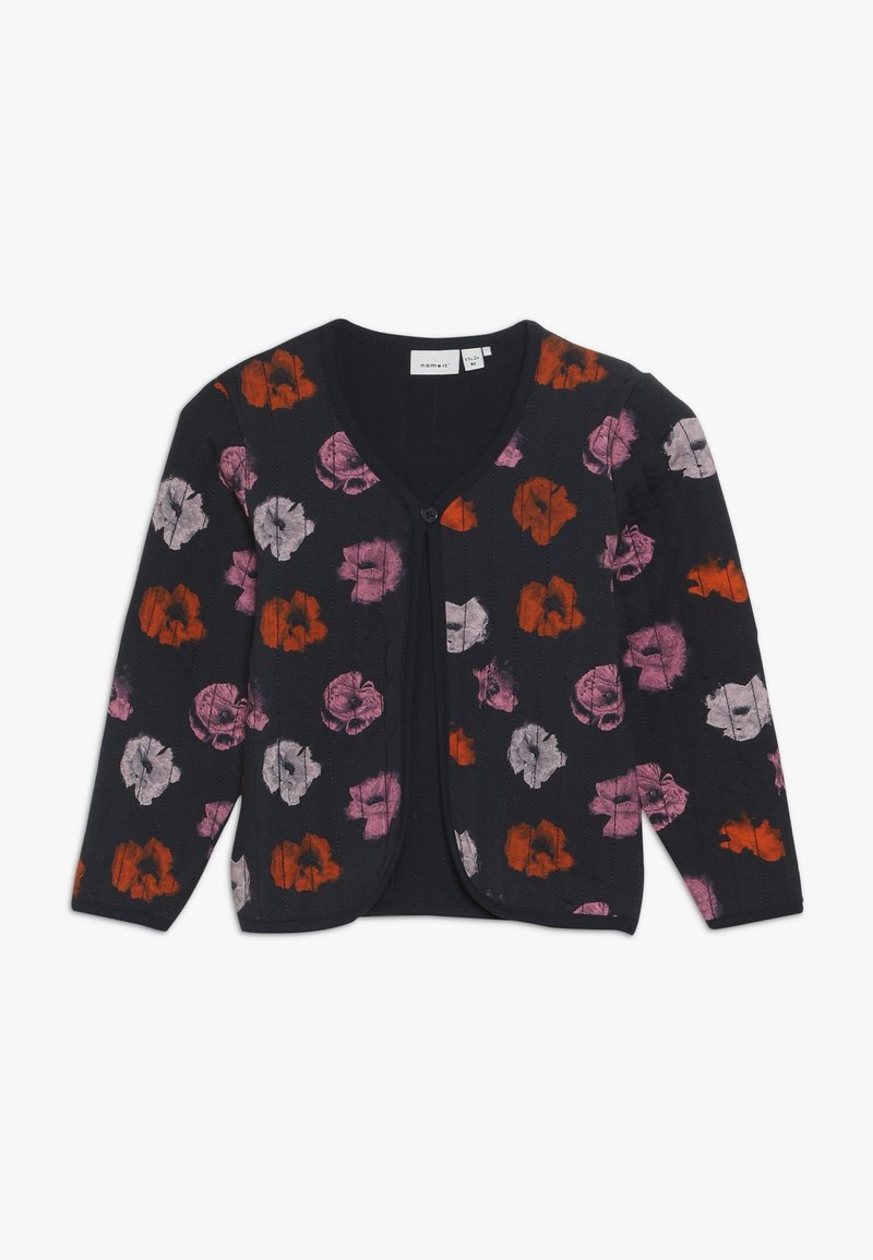 Granatowy kardigan z kwiatowym nadrukiem w odcieniach różu i pomarańczy. Posiada dekolt w serek, długie rękawy oraz zapięcie na guziki z przodu. Tkanina o fakturze.