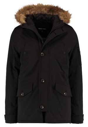 Parka negra con capucha forrada de piel, cuenta con cierre de cremallera, detalles de botones, bolsillos con solapa y una tela texturizada.